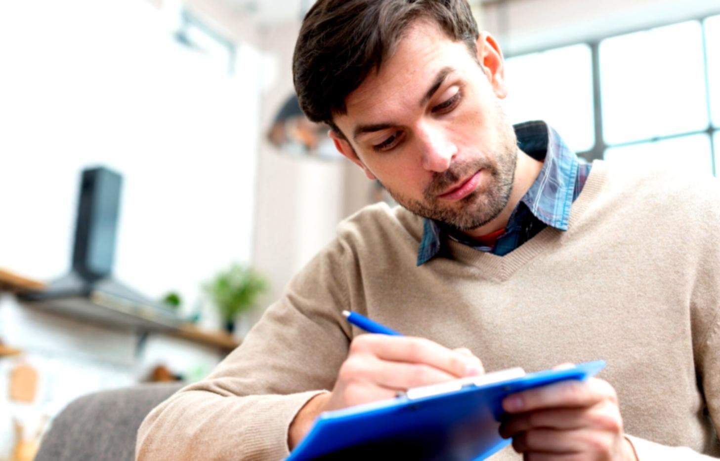 Teilnehmer arbeiten gemeinsam an Finanzanalysen mit Dokumenten und Laptop