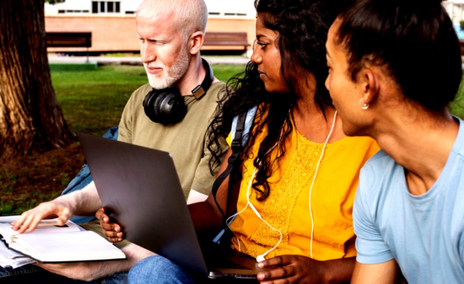 Arbeitsplatz mit Finanzanalyse-Unterlagen und Laptop