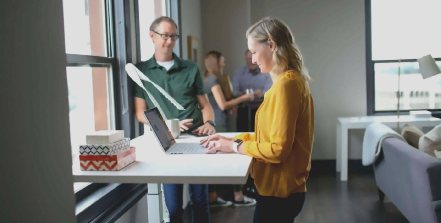 Finanzanalyse am Arbeitsplatz mit Dokumenten und Laptop